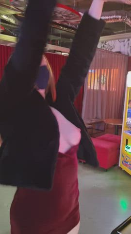 Shooting hoops in the arcade [GIF] - free porn video