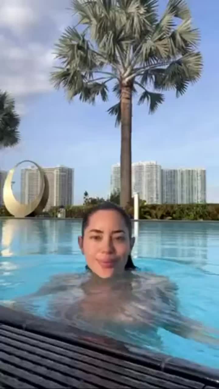 Big wet bimbo titties - free porn video