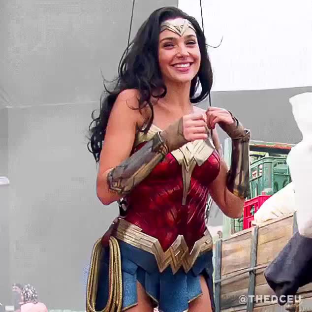 Gal Gadot knows every guy on set wanted to fuck her in that Wonder Woman costume - free porn video