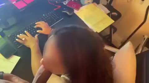 I love to suck while I’m working - free porn video