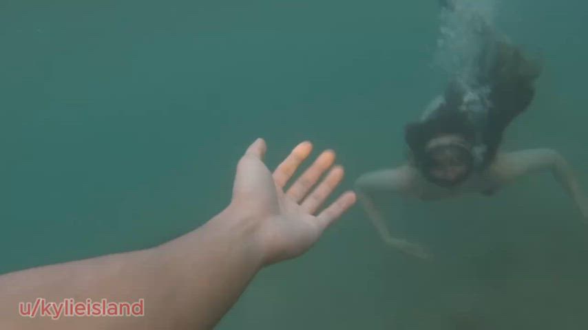 Sneaking a suck underwater at a busy beach - free porn video