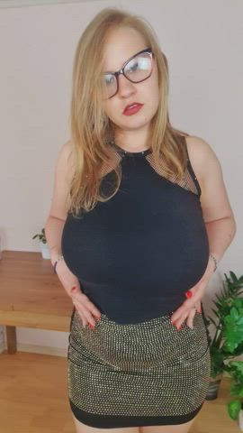 Bouncing boobs of modest girl with glasses. Kisses - free porn video