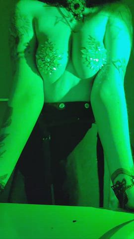 Shake those razzle dazzle maracas 😌 - free porn video