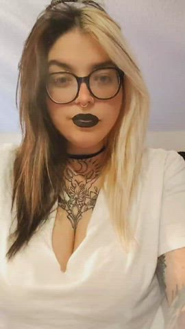 Just a simple goth chick whose nips won't stay in her bra.🤷‍♀️ - free porn video