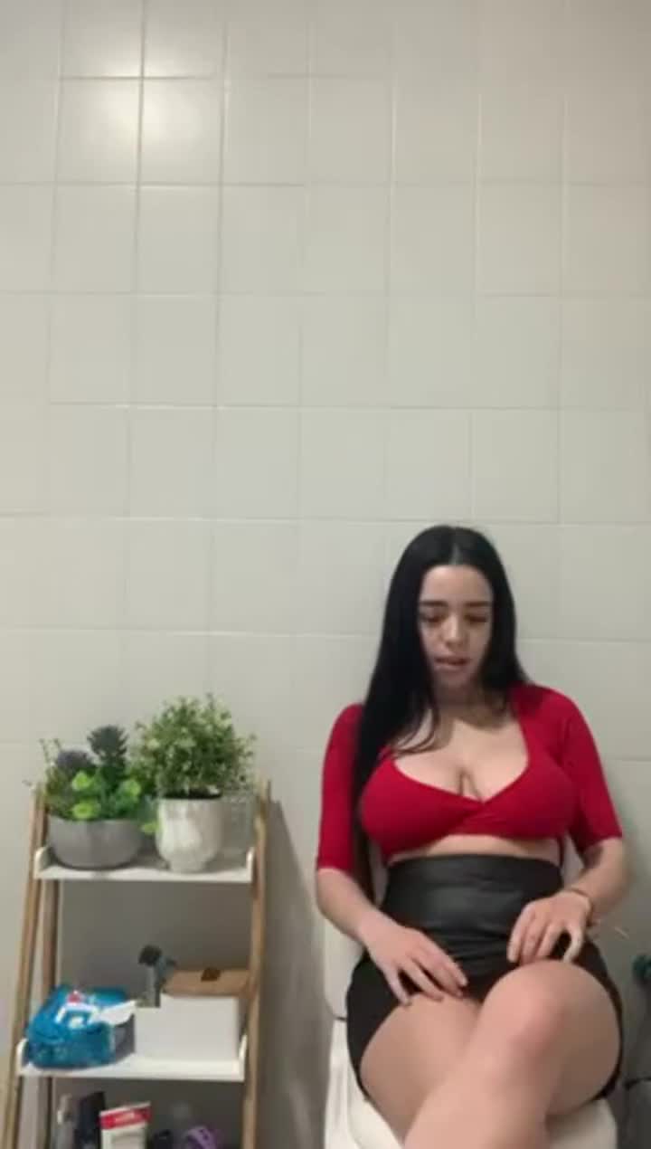 Seeing this girls baby maker makes me want to blow my fucking load and I’m twice her age D M me - free porn video