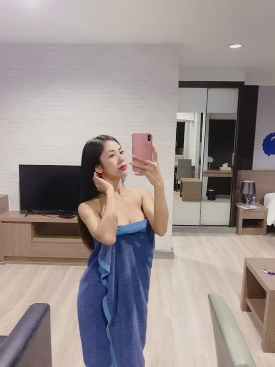 if even one guy wants me to drop my towel, i will masturbate tonight 😇 - free porn video
