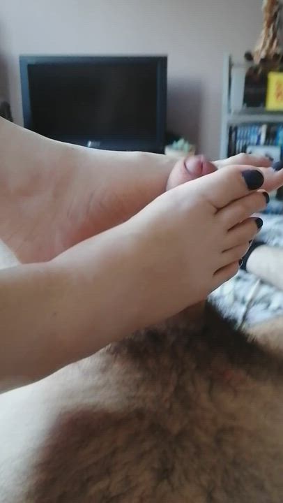 I love it when my fiancee gives me a footjob 😍 - free porn video