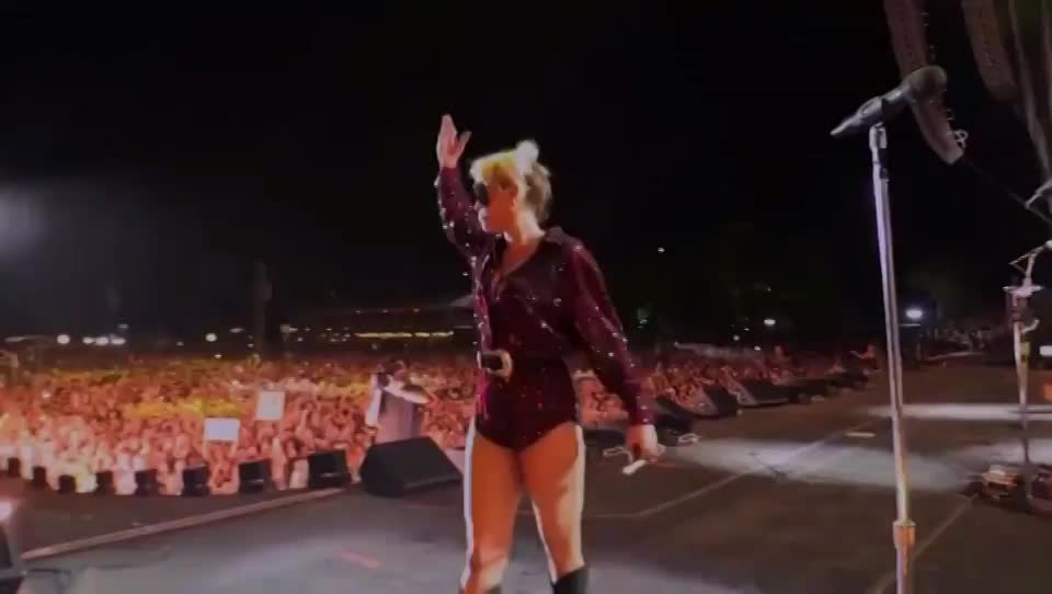 Miley Cyrus flashing - free porn video