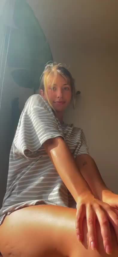 Just woke up and wanted to flash you guys my pussy before my boyfriend sees 🙈 - free porn video