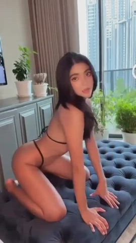 Wait for my crossed-leg gap when I turn around - free porn video