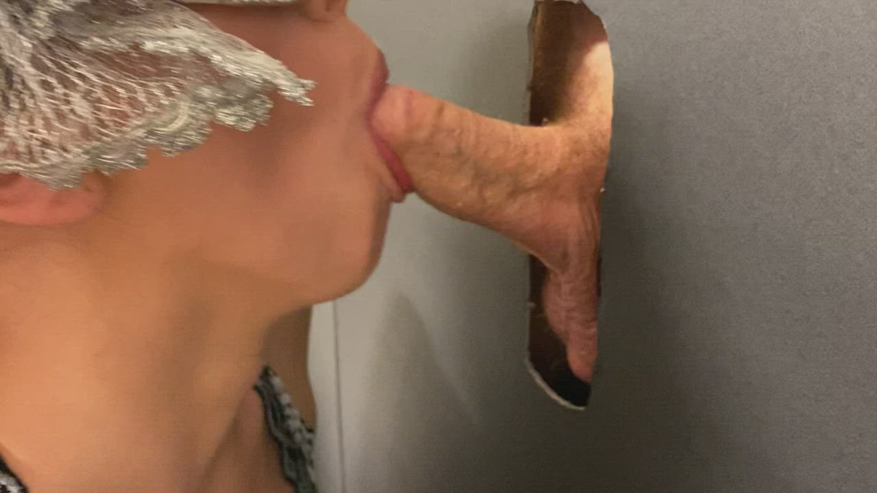 Gloryhole bj finish with pearl necklace - free porn video