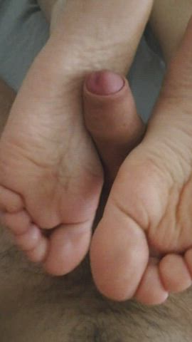 my gf's pretty feet make me hard - free porn video