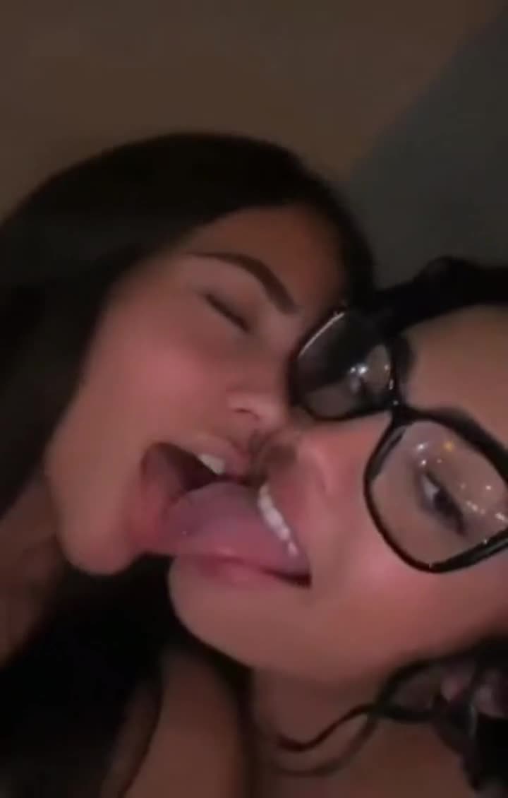 Malu kissing her friend - free porn video