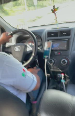 Was dared to get naked in the taxi he had no clue!! 🙈🙈 [gif] - free porn video