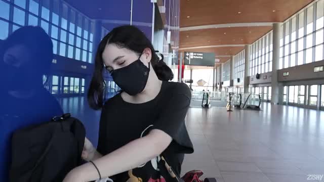 Cute Airport Flasher - free porn video