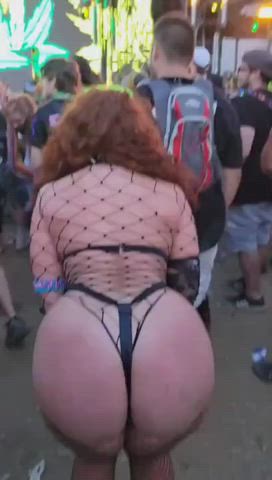 PAWG Fingered at festival - free porn video