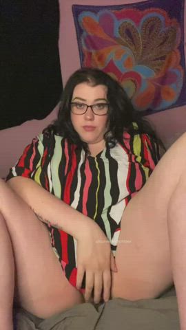 This pussy needs attention😳 - free porn video