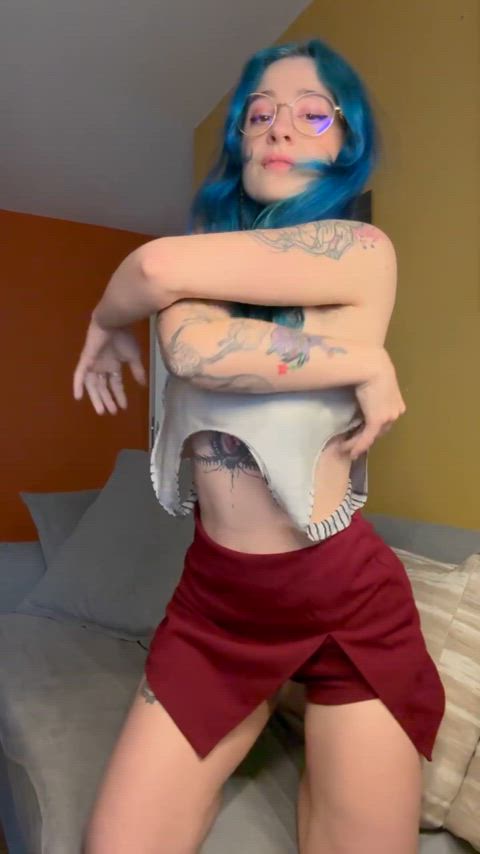 Pits and tits out and shaking her ass for all the gooners - free porn video