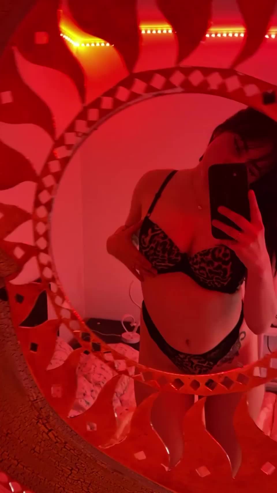 This teen uses her cleavage and other things to thirst trap dads - free porn video