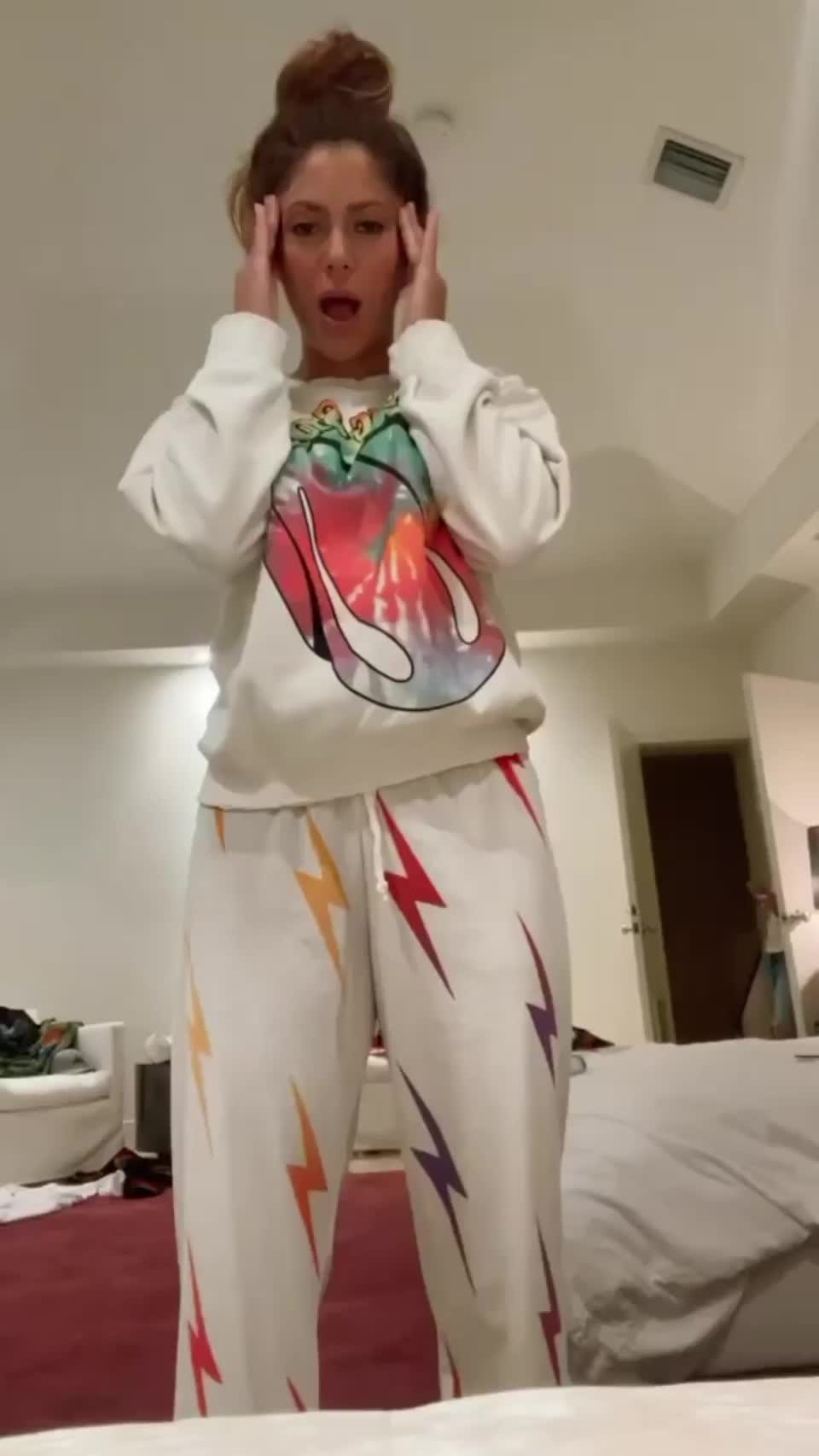 Shakira does a sexy transformation on IG - free porn video