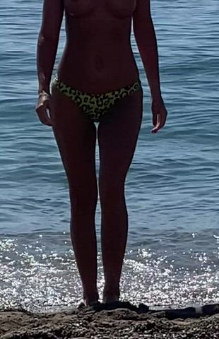 Love to spy on topless girls on the beach - free porn video