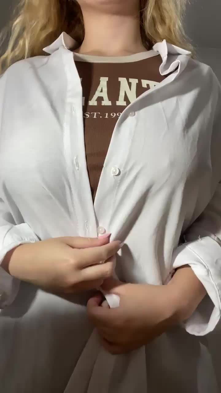 Why would I ever wear a bra with boobs like these? 😋 - free porn video