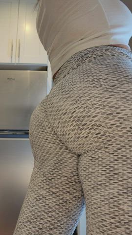 Do you like when mommy puts it in your face? - free porn video