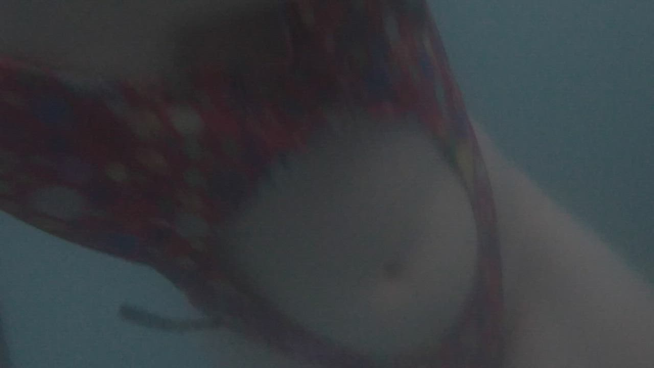 Its interesting to watch my titties bounce while I'm swimming in the ocean - free porn video