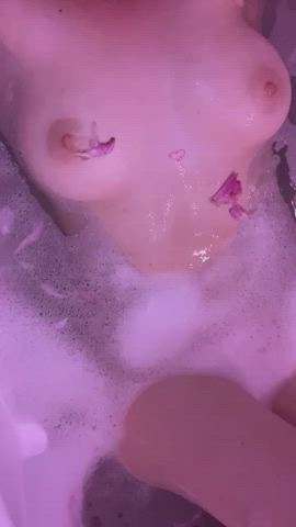 I like to be naughty in the bath 🔥 - free porn video