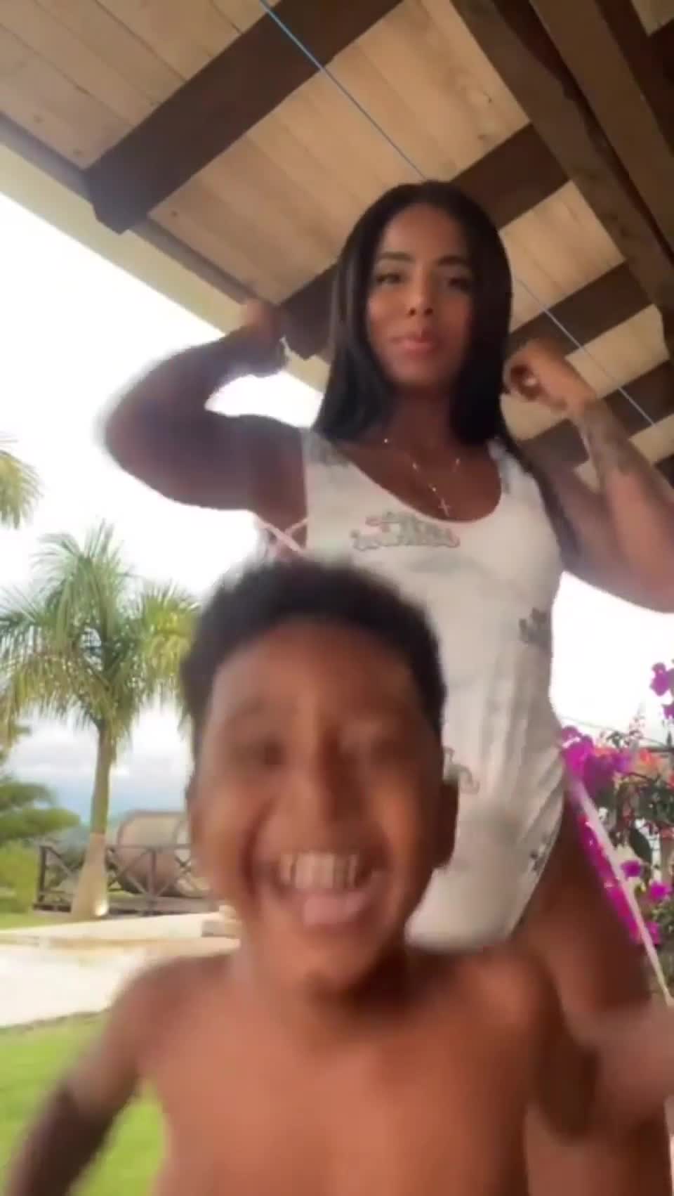 Who is this beautiful Afro-Latina twerking? - free porn video