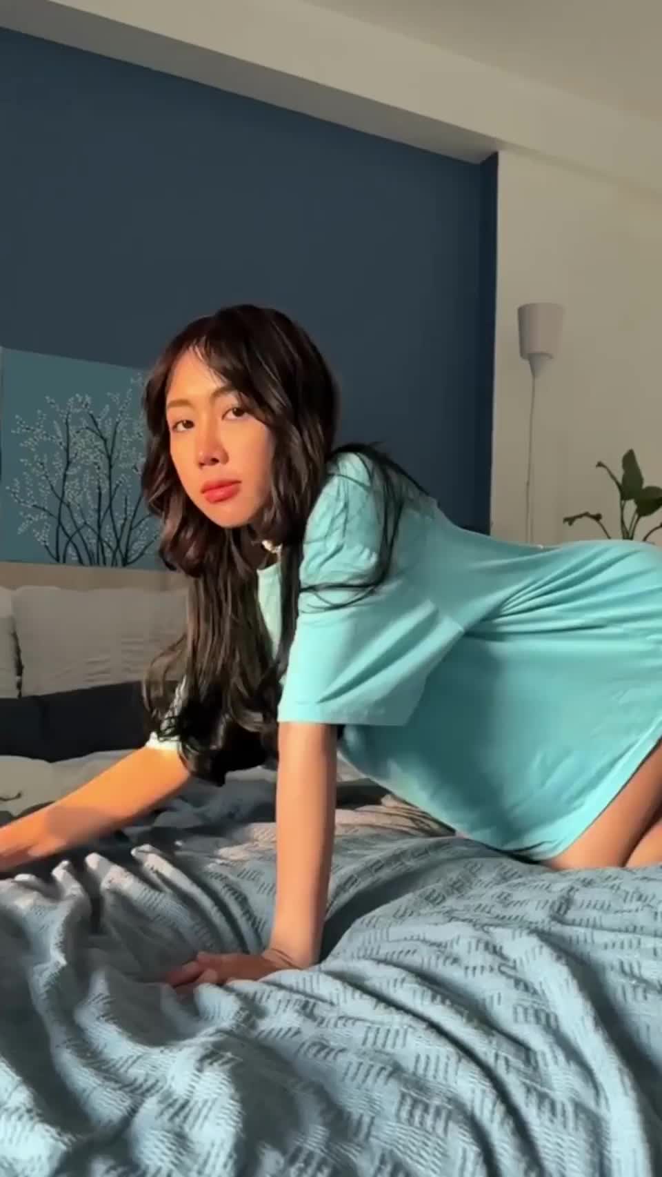 Boys will choose COD but real men chooses the girl with a fat pussy - free porn video