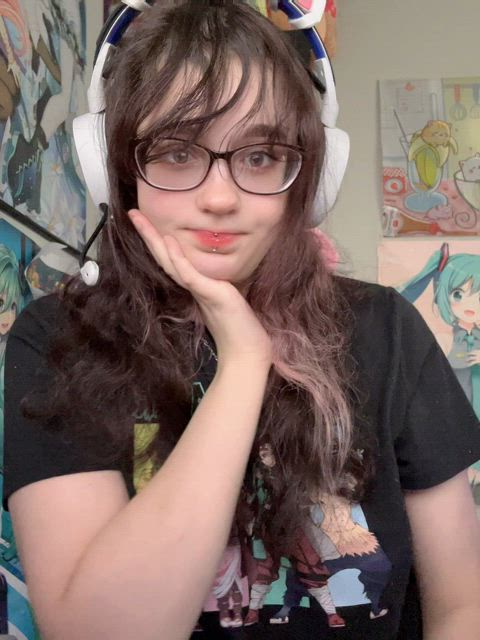 The cute shy gamer girl you been gaming with sends you this unexpectedly , your next move? - free porn video