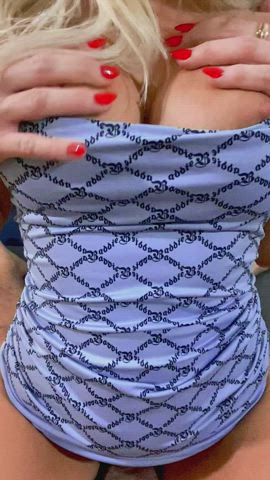 Rubbing my tits like this feels sooo good - free porn video