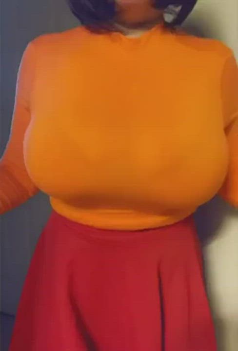 Velma showing off her goods (Cosplayer unknown) [Scooby-Doo] - free porn video