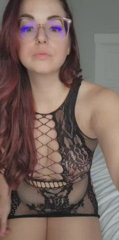 curves ✅️, glasses ✅️, MILF ✅️ - free porn video