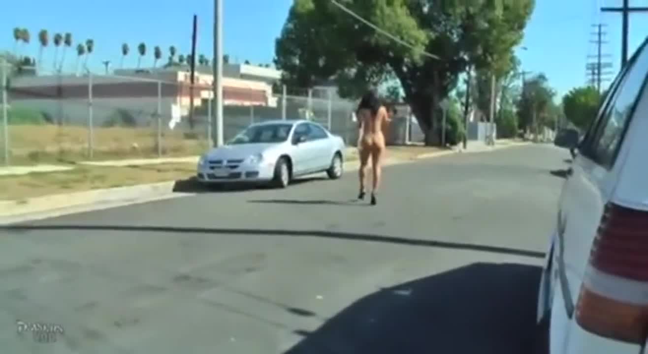An interesting choice of places for a photo session - free porn video