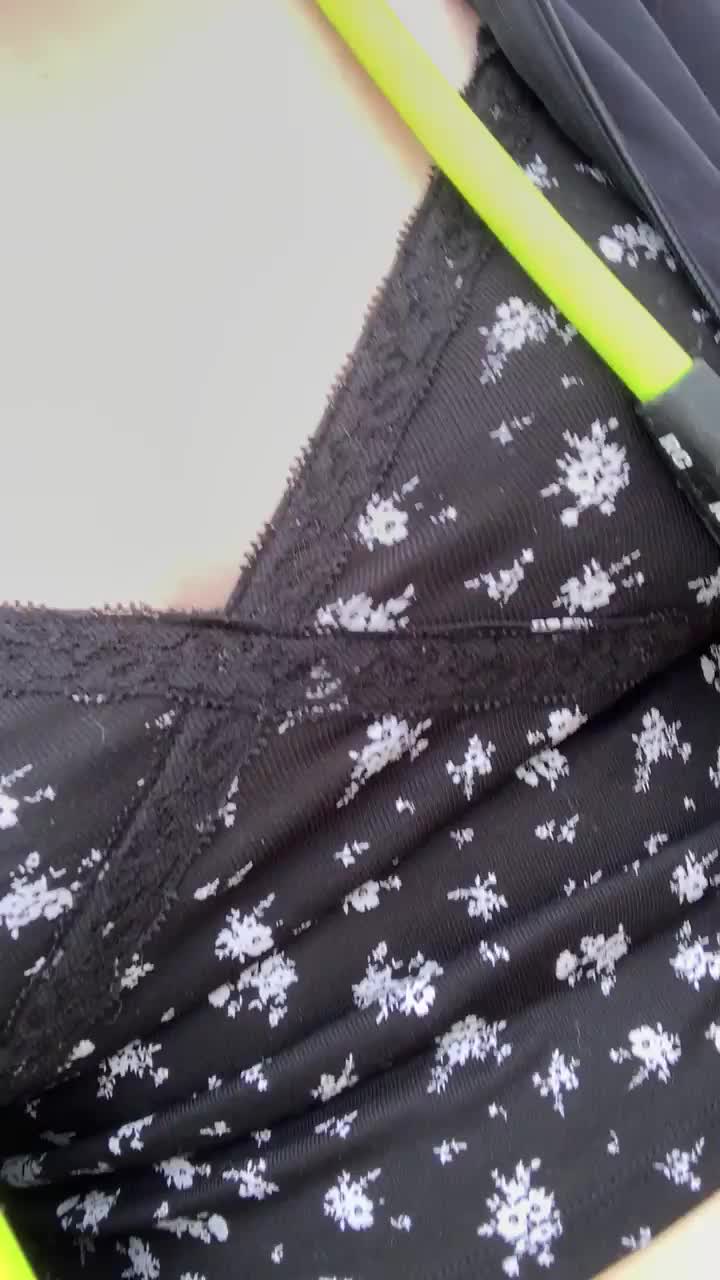 Just a quick flash at the dog park👅 - free porn video