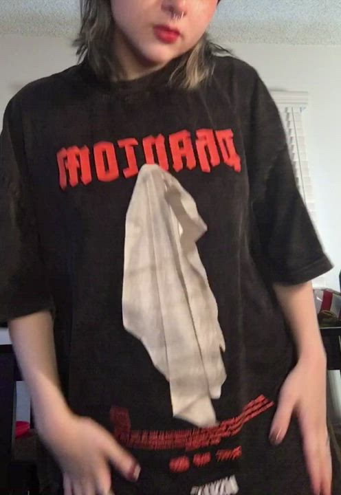 Big baggy shirt hiding a 110 pound nympho gf 🥰 - free porn video