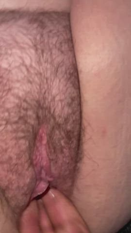 Fingering her 44 yr old MILF pussy till she squirts al over the place. - free porn video