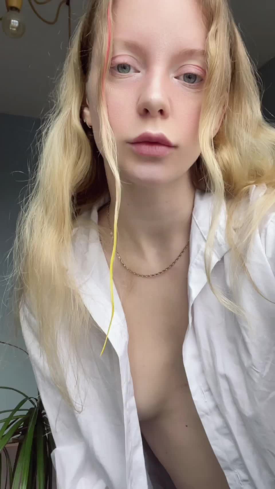 Tiny beaty with big eyes - free porn video
