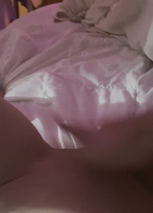 I love soaking the sheets - free porn video