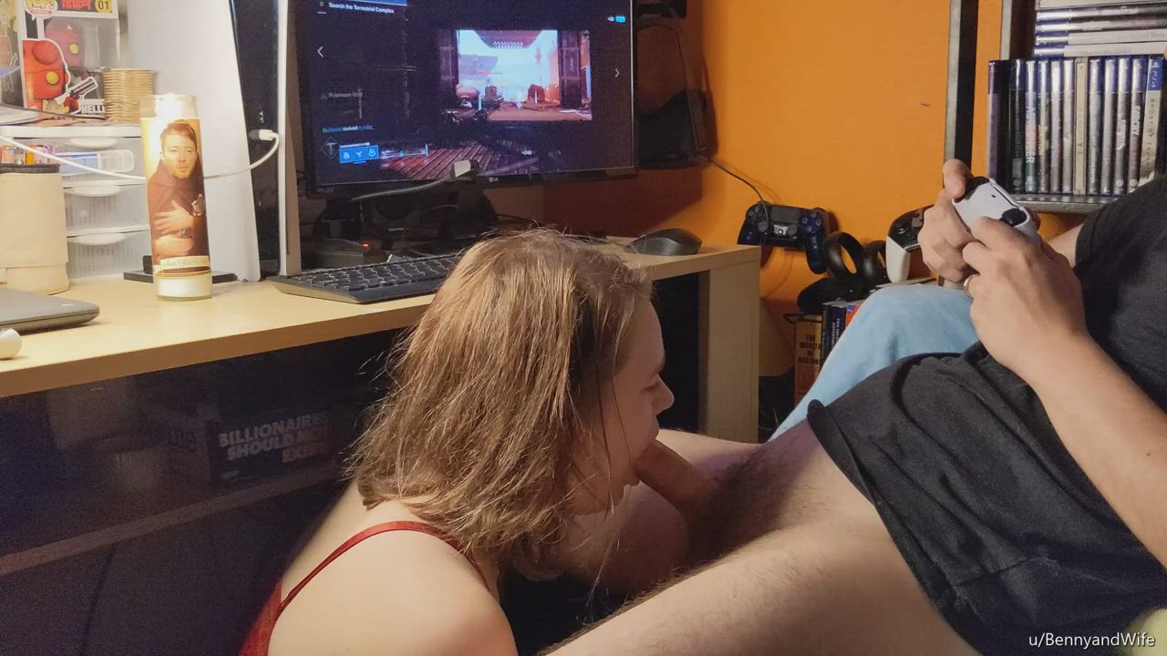 Giving her support while I play videogames 🎮 👅👅👅 - free porn video