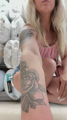 Picking out a new bedspread [gif] - free porn video