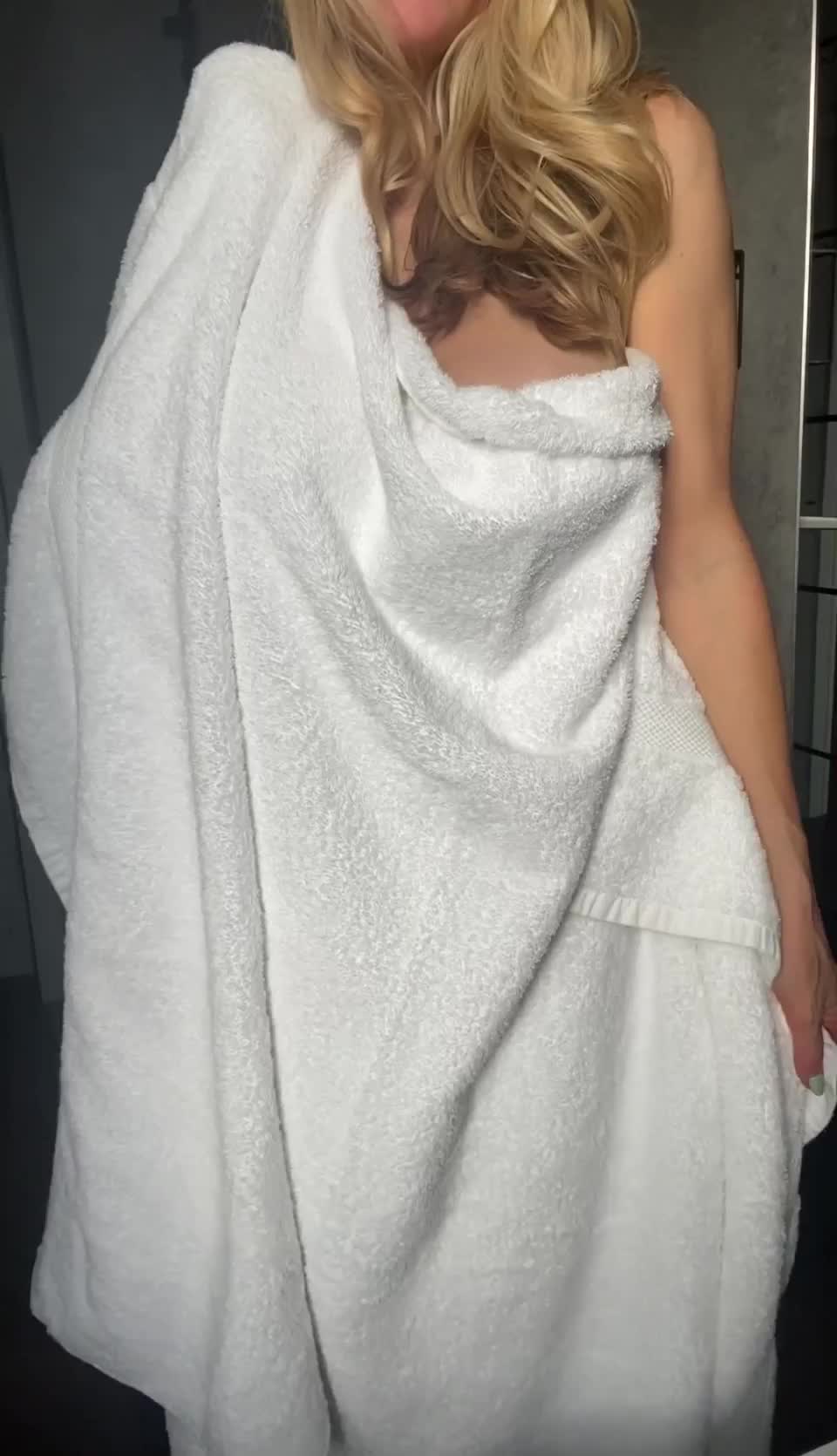 Let me show you a magic trick! 3.. 2.. 1.. A busty and blonde fuck-doll! 😇 - free porn video