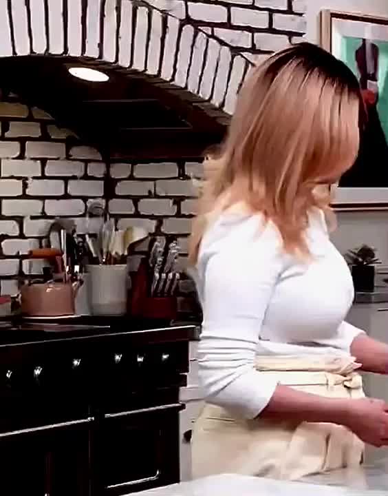 Selena Gomez has been looking so fucking thick and breedable lately - free porn video