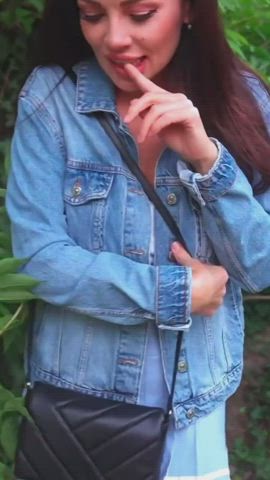 Good girl swallows her load in the park - free porn video