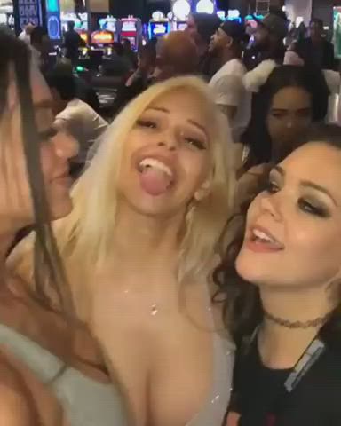 Their tongues are quite busy - free porn video