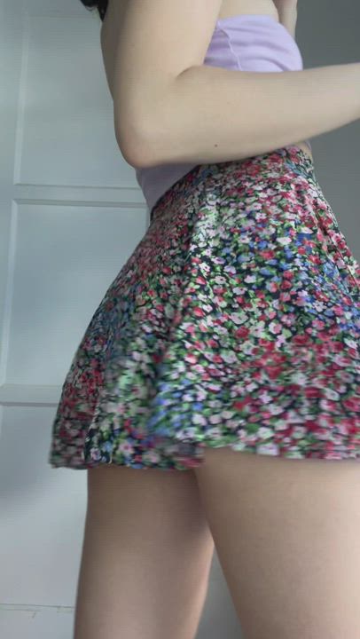 Would you mind if I sat on your face with the skirt still on? - free porn video
