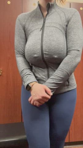Once they pop out of my jacket, my H cups love to bounce and dance. - free porn video