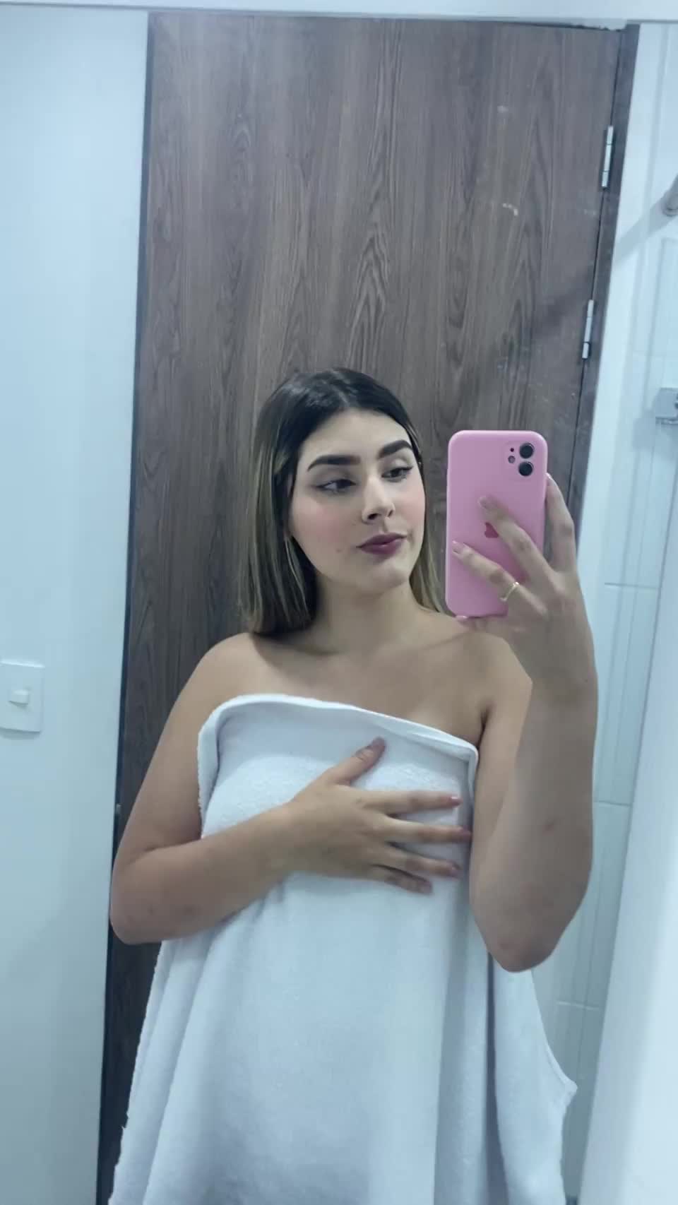 Oopsie I accidentally dropped that towel [GIF] - free porn video